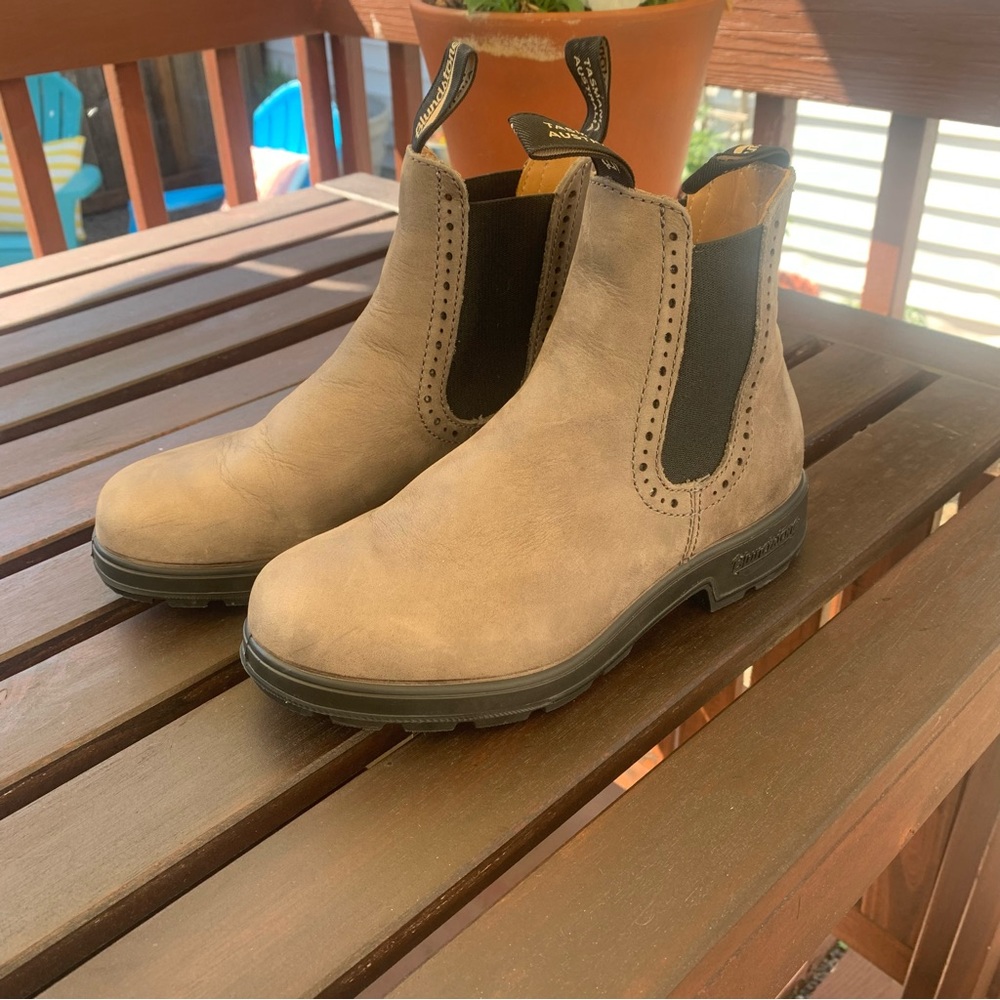 New Rustic Brown Women’s Blundstones 6.5